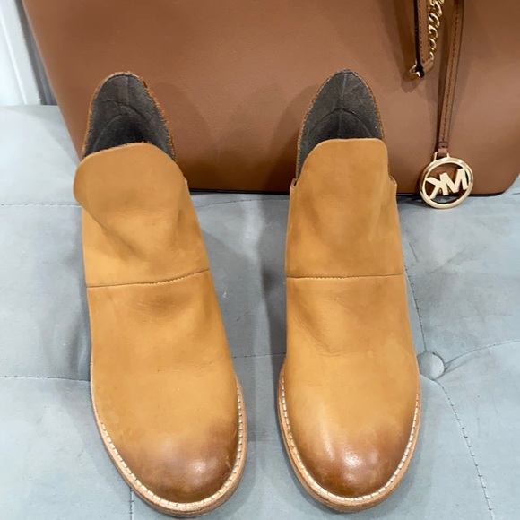 Crevo Booties - Picture 2 of 7